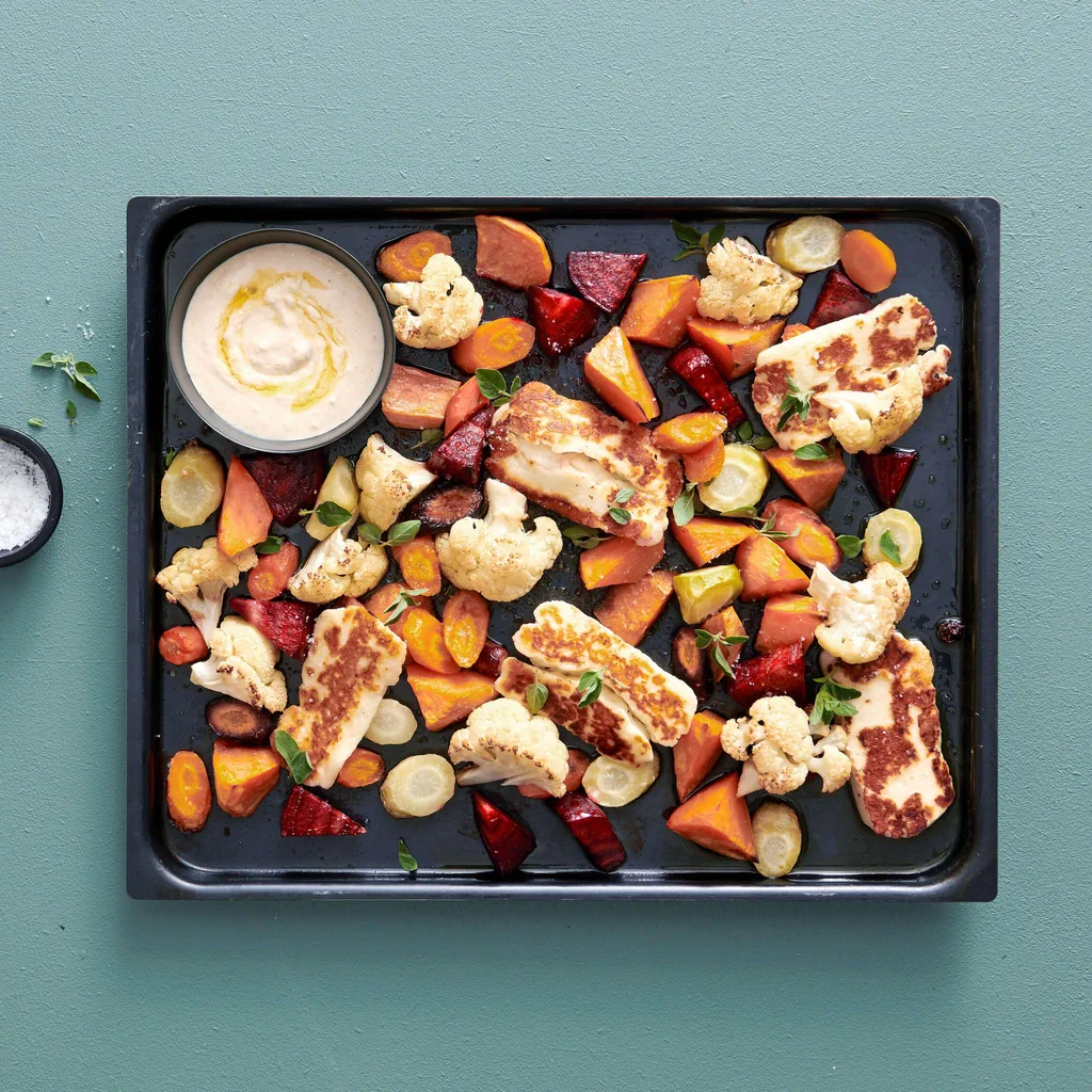 Verdure al forno con halloumi e yogurt all'hummus