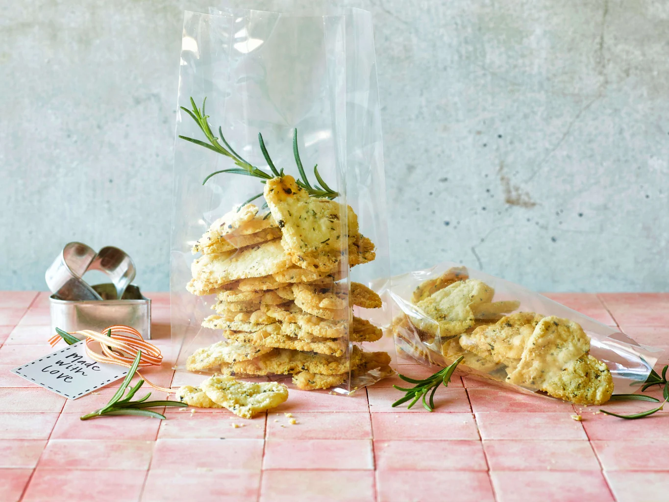Tuiles di formaggio e rosmarino