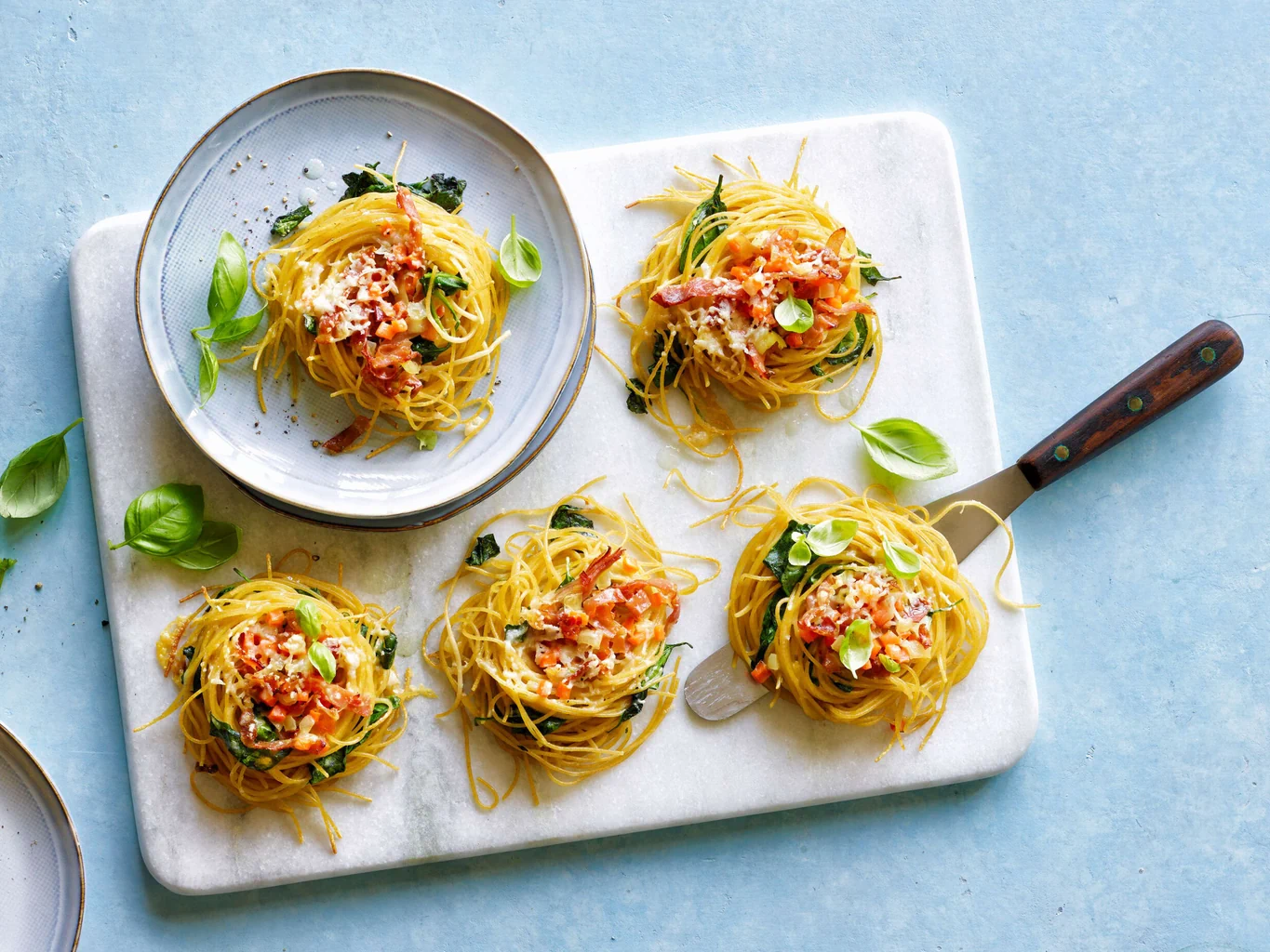 Nidi di spaghetti agli spinaci e prosciutto