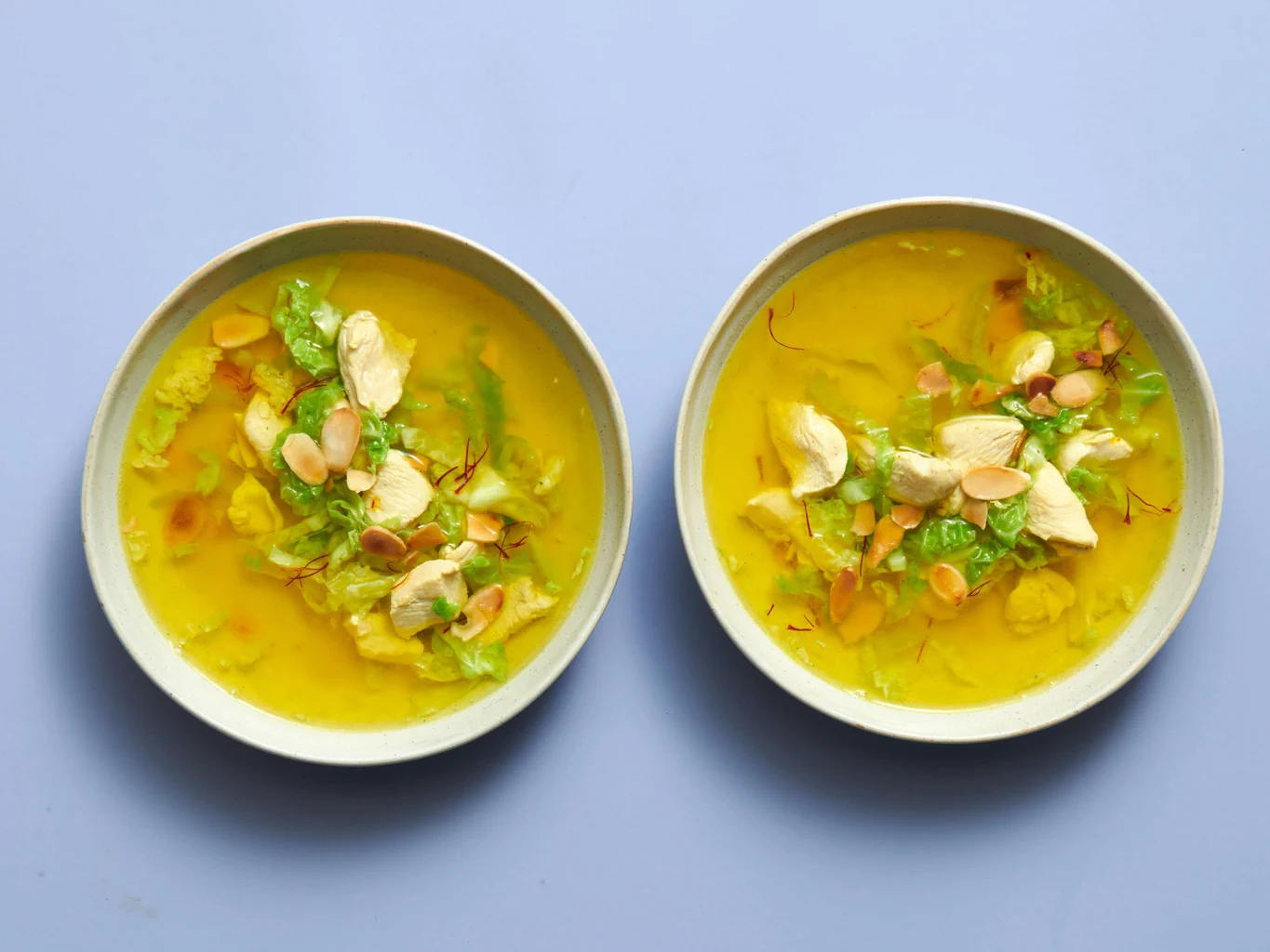 Brodo allo zafferano con pollo e verza