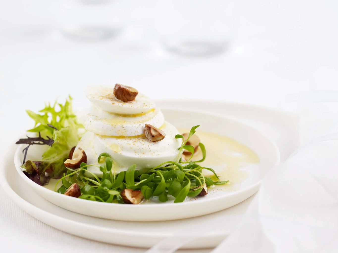 Büffelmozzarella auf Kressesalat mit Nüssen