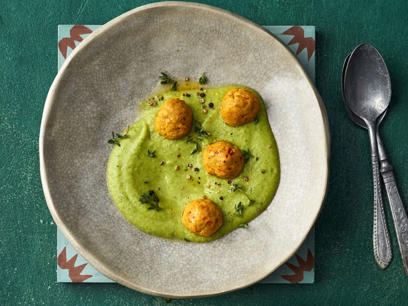 Safran-Poulet-Kugeln mit Avocado-Zucchetti-Creme