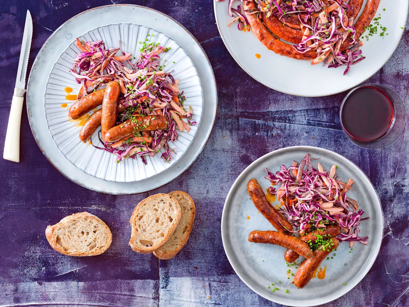 Coleslaw viola con salsiccia