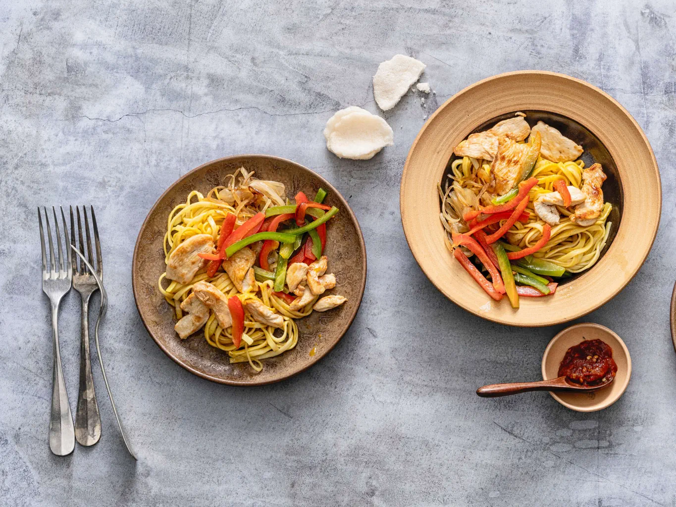 Gebratene Nudeln mit Poulet und Peperoni