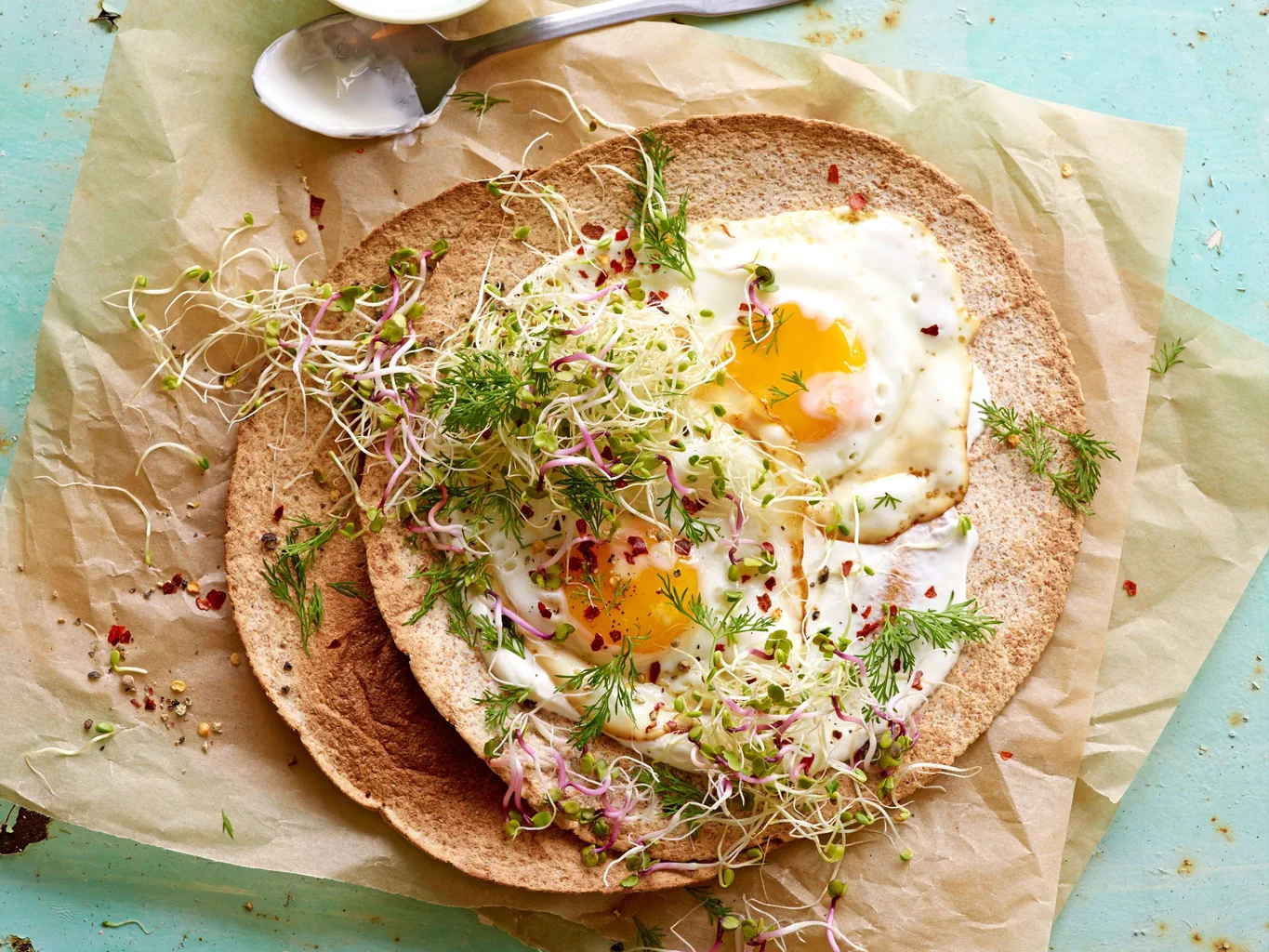 Tortilla integrale con uova al tegamino e germogli