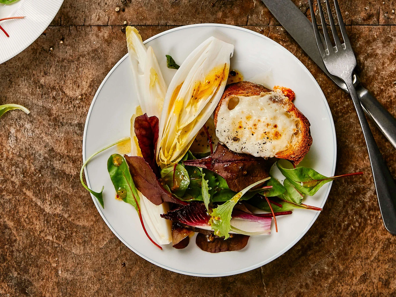 Formaggio di capra con insalata