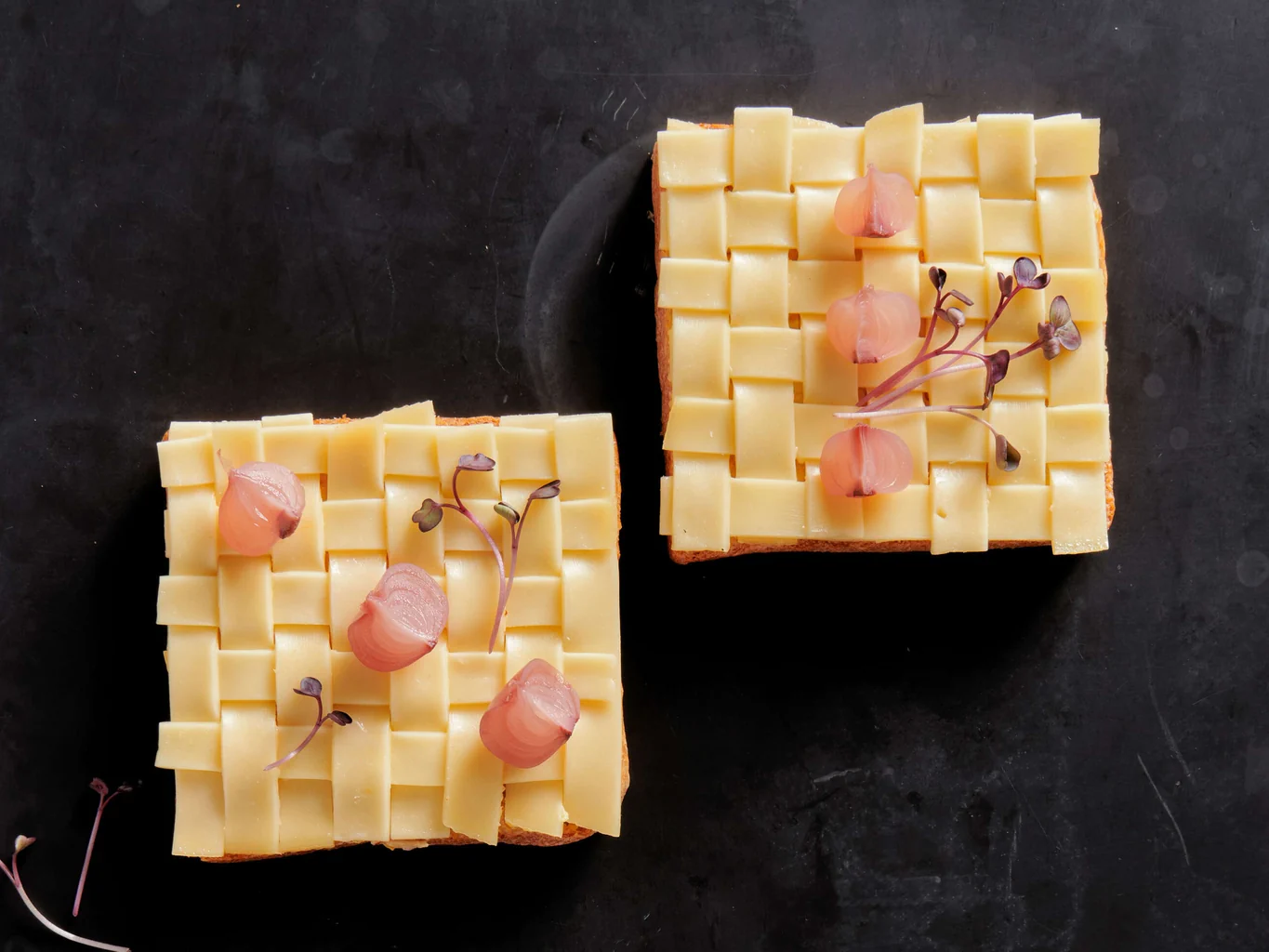 Käse-Canapé mit Zwiebel
