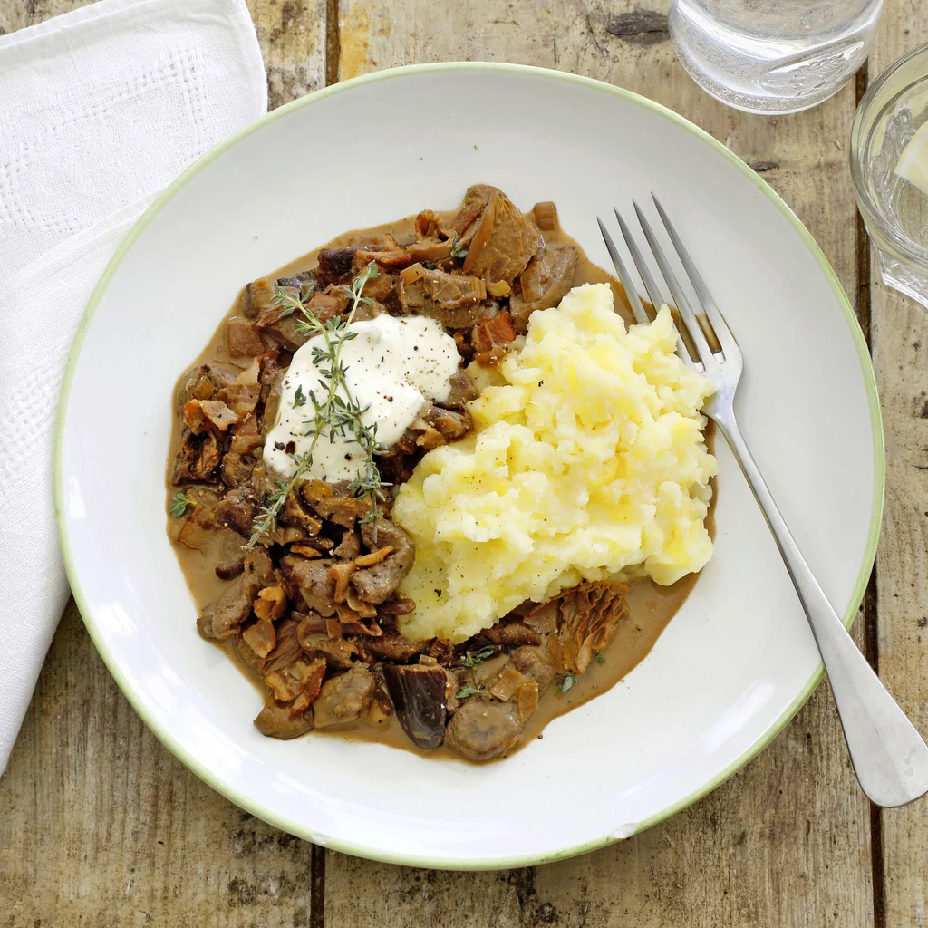 Émincé de chevreuil avec purée de pommes de terre à la pomme