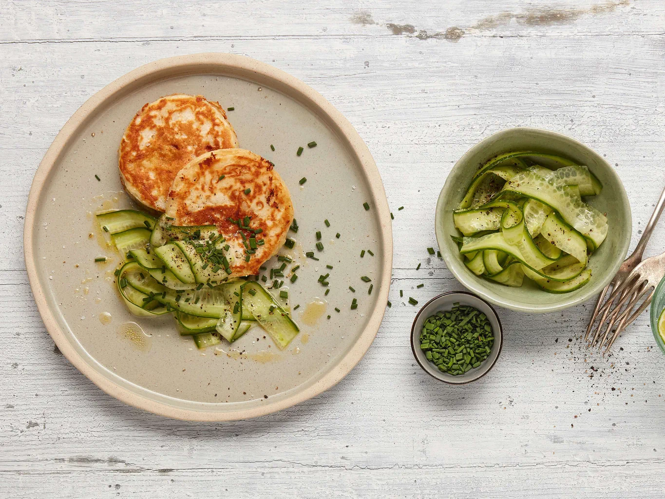 Greyerzer-Crumpets mit Gurkensalat