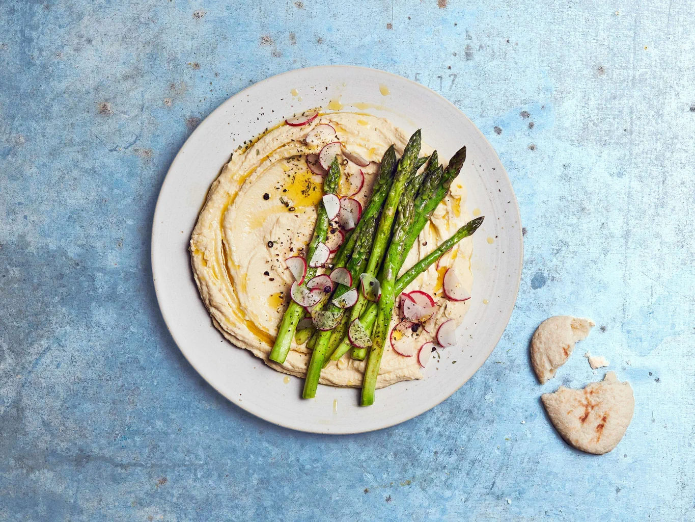 Hummus con asparagi e ravanelli