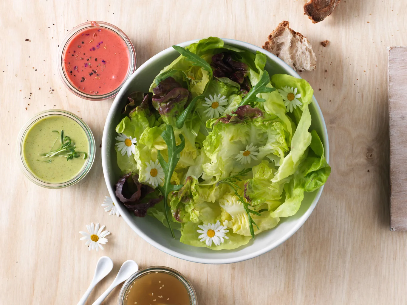 Blattsalat mit dreierlei Dressings