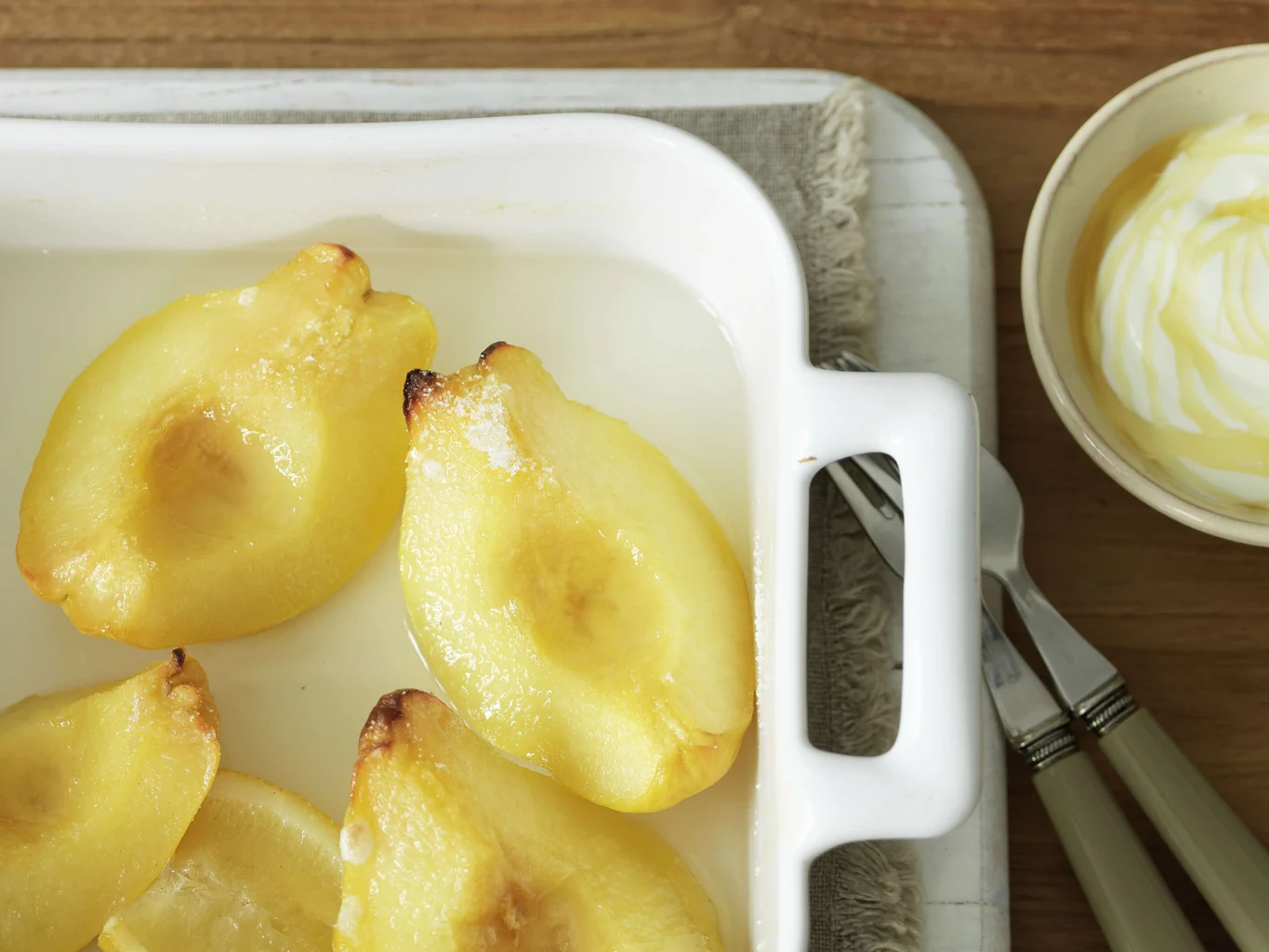Mele cotogne candite con yogurt al miele