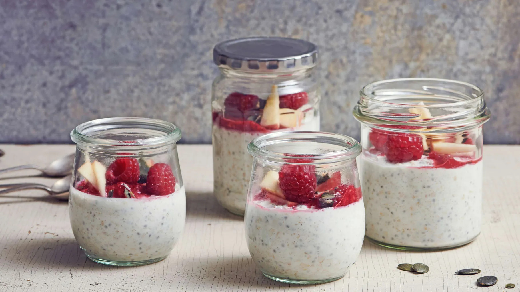 Overnight-Oats mit Apfel und Himbeeren