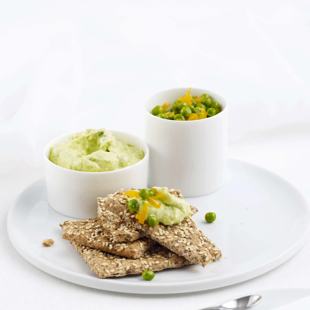 Erbsenmousse auf Knäckebrot