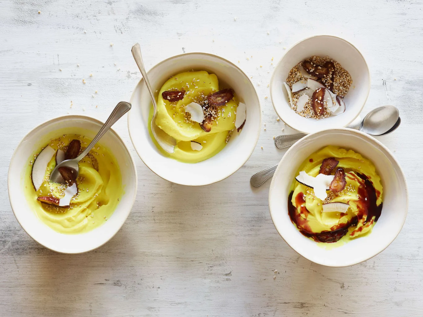 Glace au lait doré avec crunch salé aux dattes