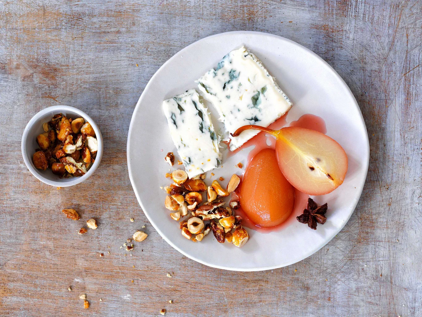 Gorgonzola con pere e noci croccanti