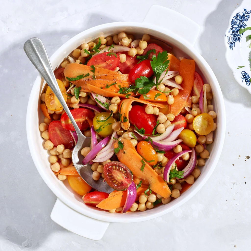 Kichererbsensalat mit Karotten und roten Zwiebeln