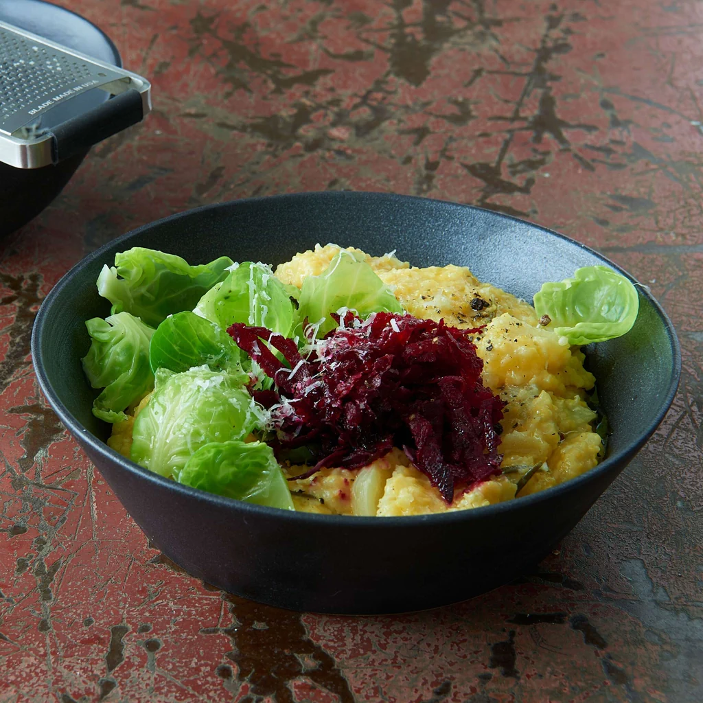 Polenta à la betterave et aux choux de Bruxelles
