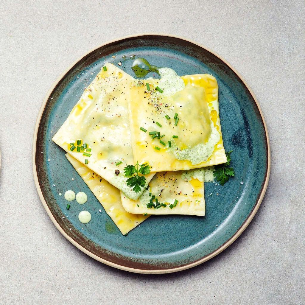 Frühlingsravioli mit Kräuterschaum