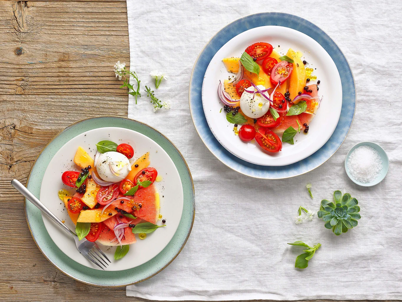 Salade de tomates à la pastèque et au melon avec burrata et perles de balsamique
