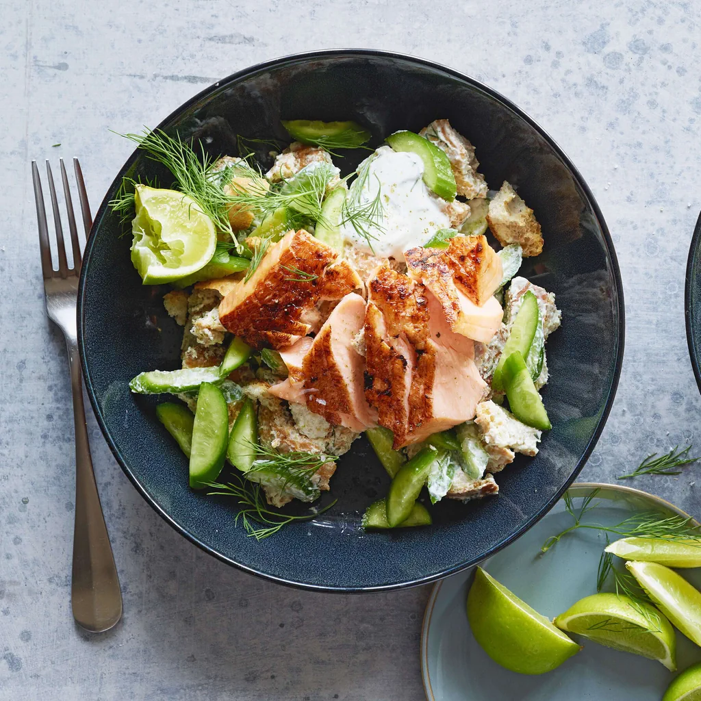 Insalata croccante di cetrioli e salmone