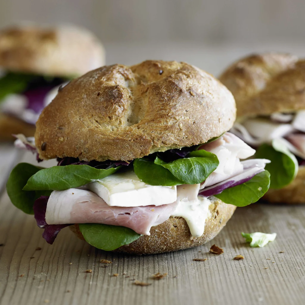 Sandwich mit Schinken und Camembert