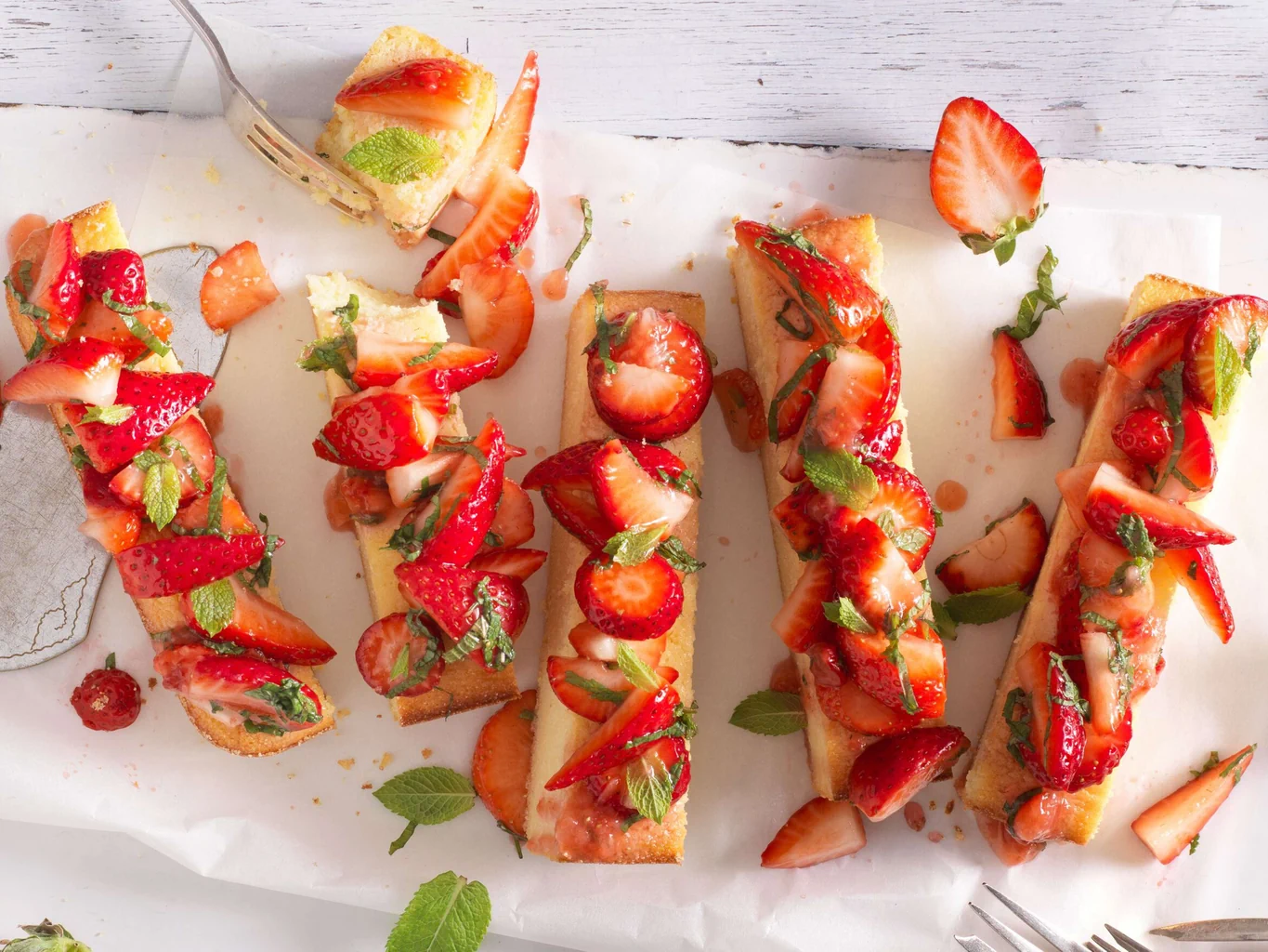 Tranches de semoule au séré avec fraises
