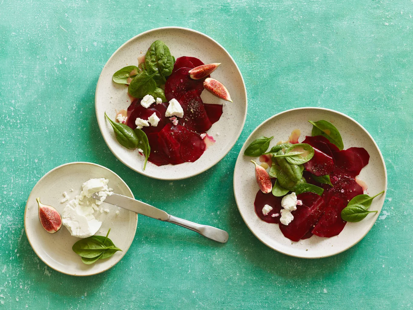 Carpaccio de betteraves rouges au miel et au fromage de chèvre