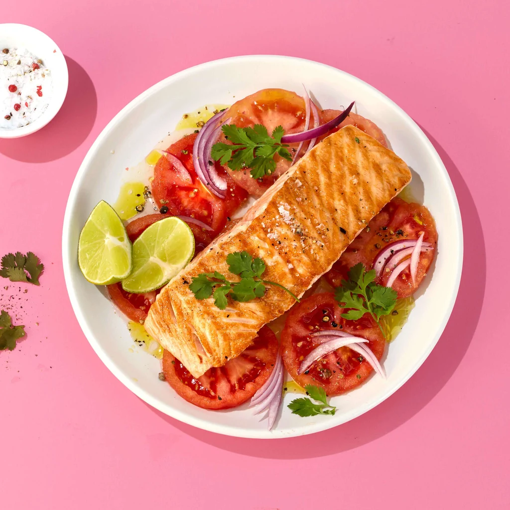 Salmone alla griglia su pomodori