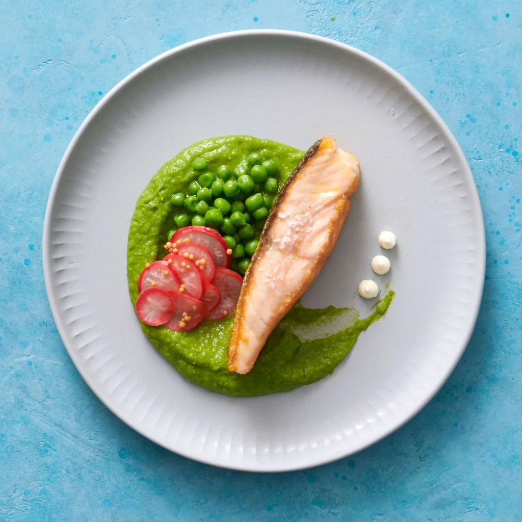 Saumon avec petits pois et pickles de radis