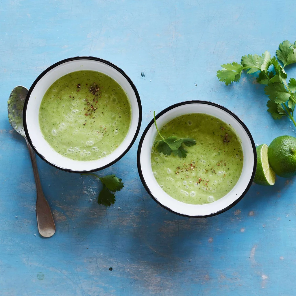 Kalte Avocado-Kokossuppe