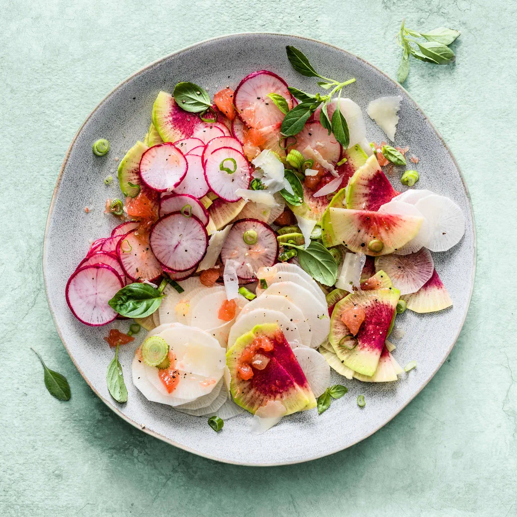 Salade de radis colorés avec parmesan