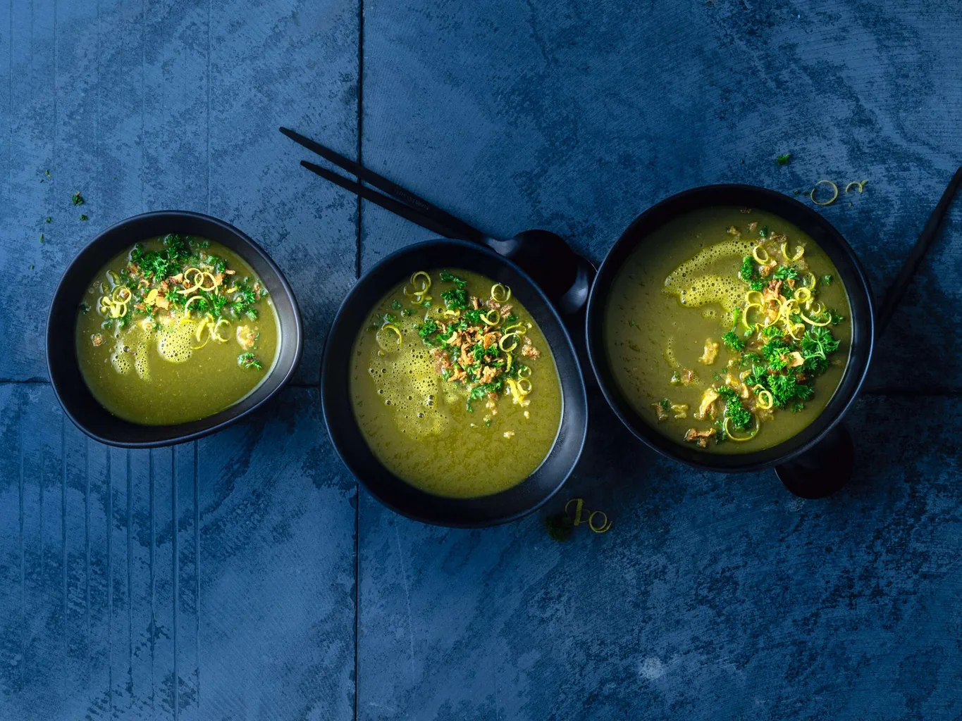 Soupe de chou kale et de céleri avec gremolata d'oignons rissolés