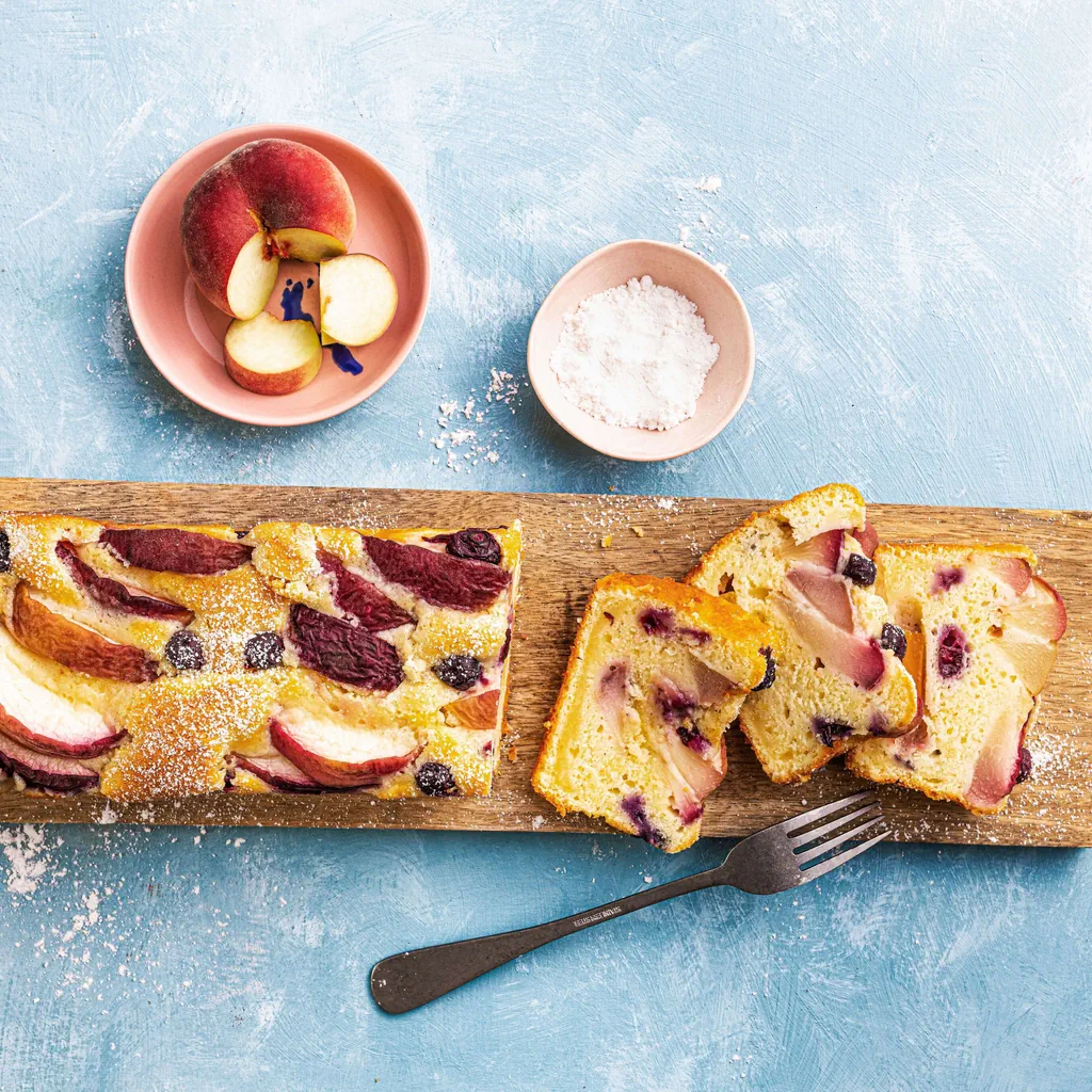 Cake allo yogurt con pesche e mirtilli