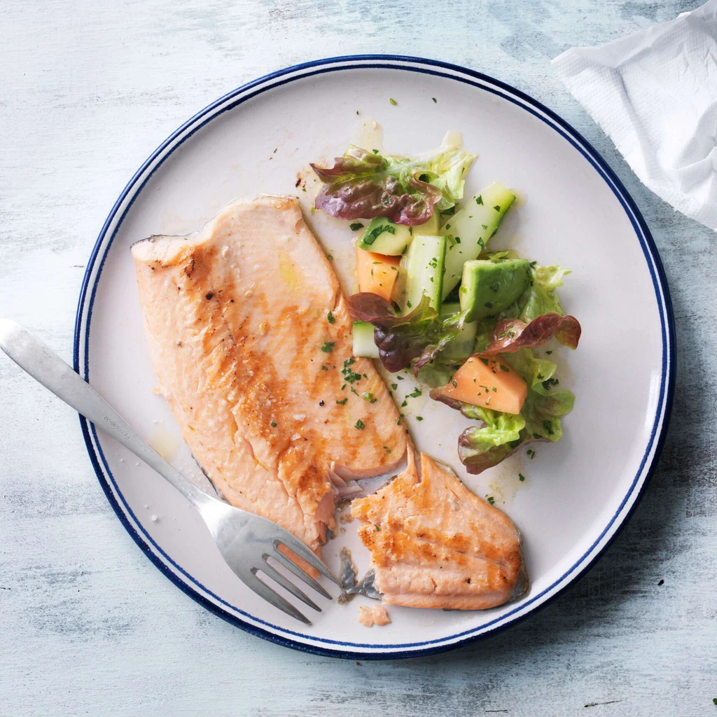 Lachsforellenfilets mit Sommersalat
