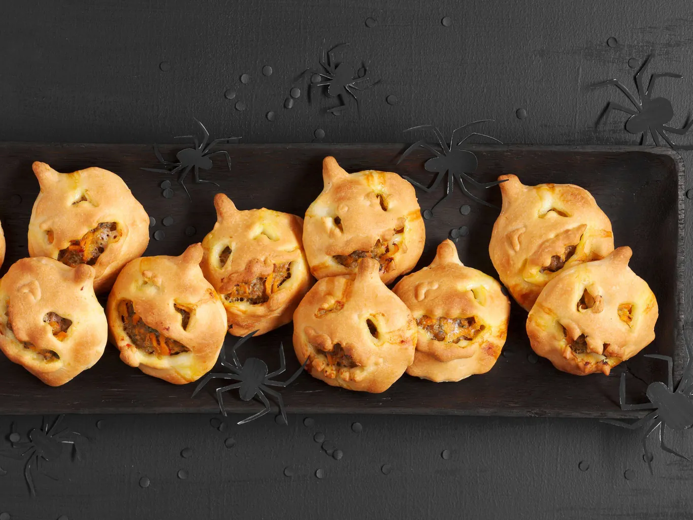 Halloween-Kürbiskrapfen mit Hackfleisch