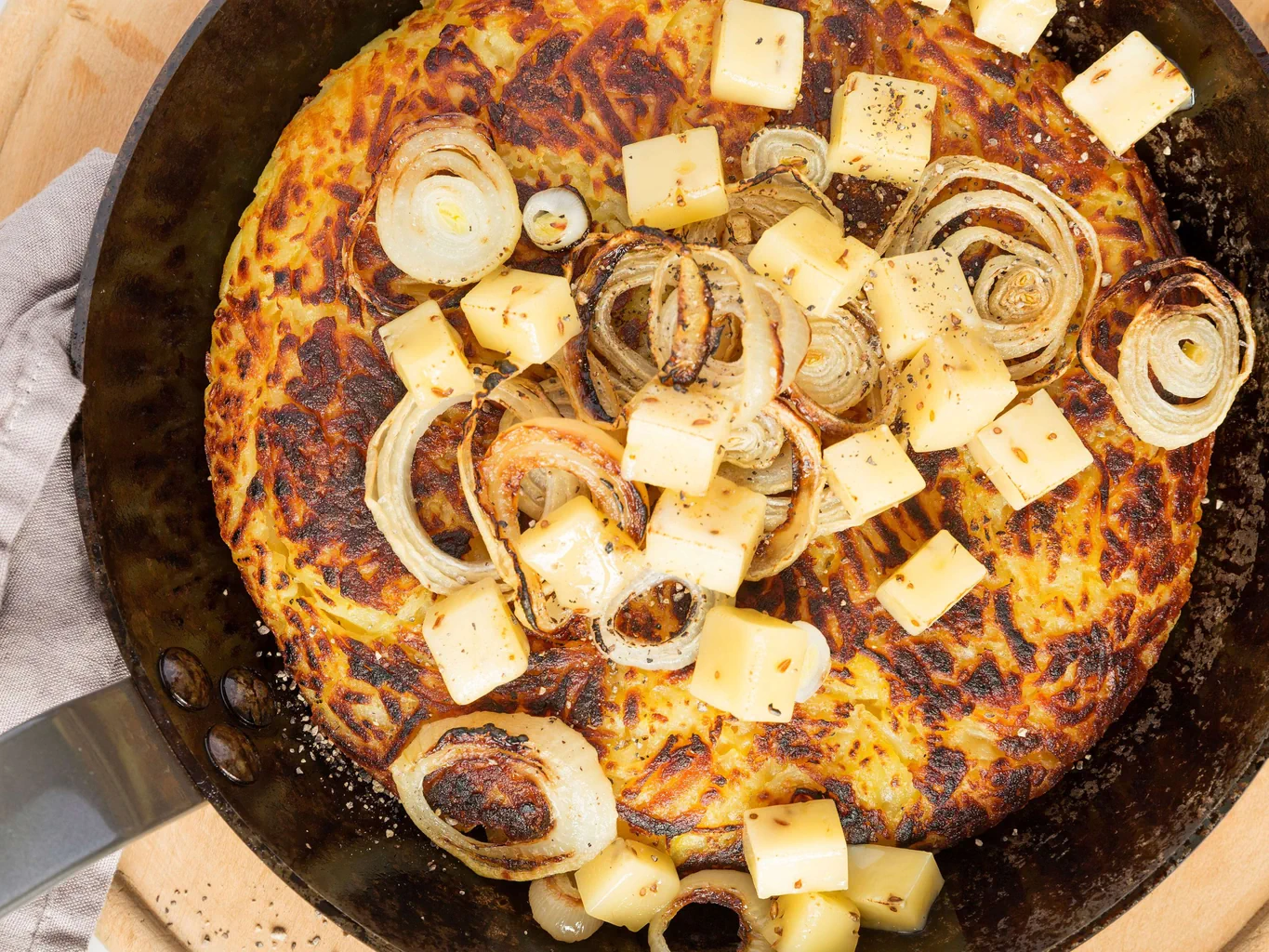 Rösti mit Zwiebeln und Kümmelkäse