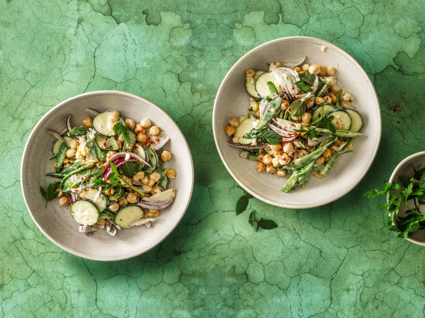 Insalata di ceci con yogurt e pasta di sesamo