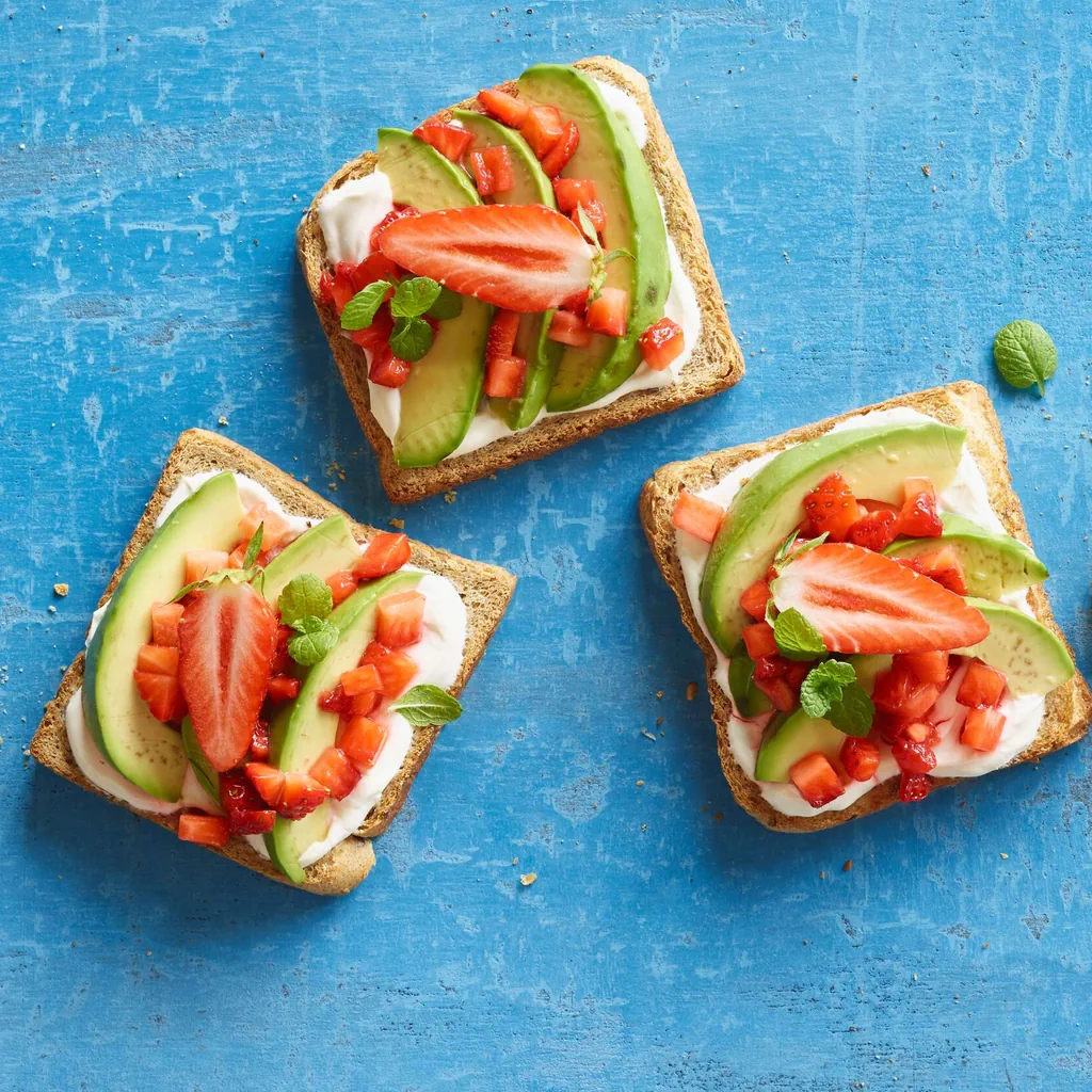 Toast à l'avocat et aux fraises