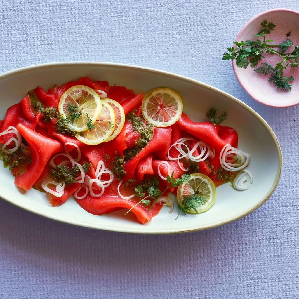 Piatto di salmone affumicato con marinata alle erbe