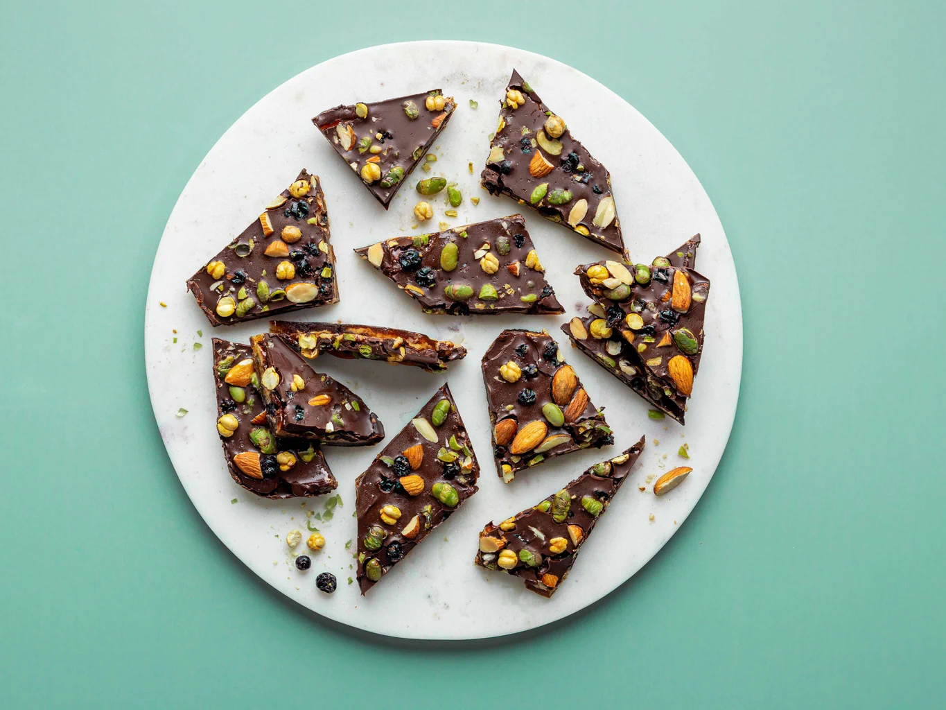Cioccolato spezzato con datteri e arachidi