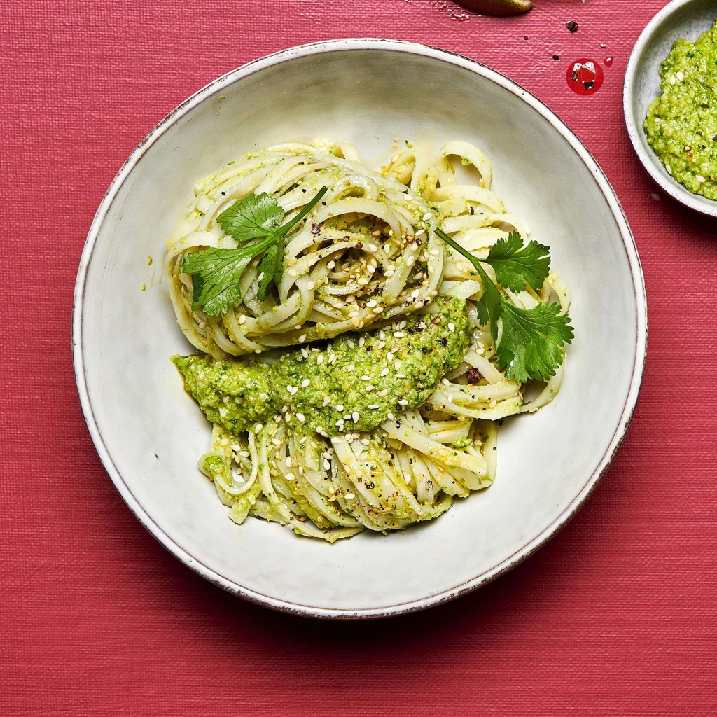 Kopfsalat-Sesam-Pesto mit Thai-Nudeln 