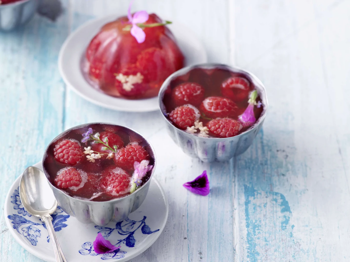 Gelée au prosecco avec fleurs de sureau et framboises