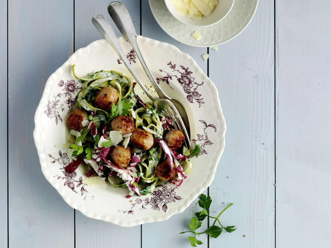 Poulet-Meatballs mit Trevisano-Nudeln