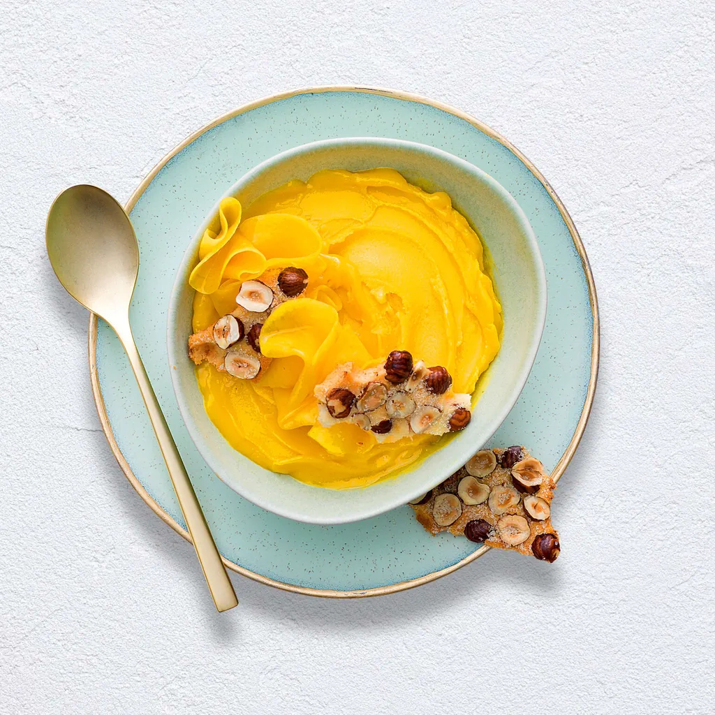Mangosorbet mit Haselnusshippe
