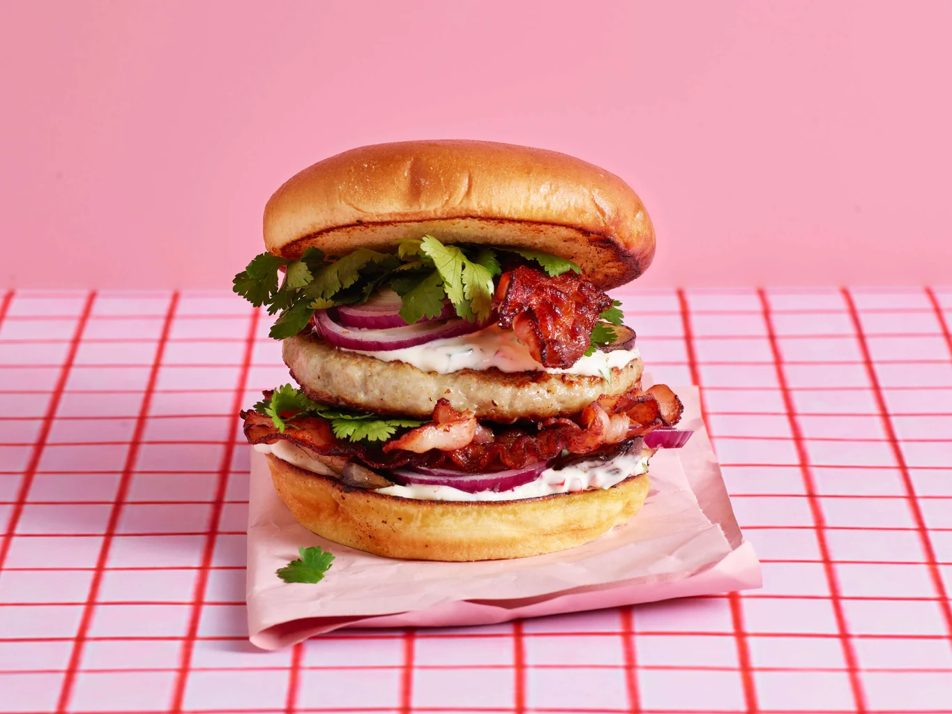 Burger au poulet avec champignons, lard et oignons 