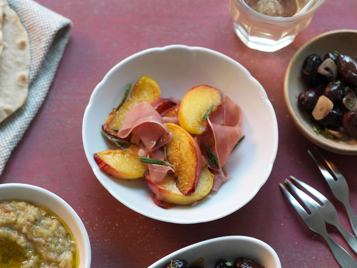 Pesche al rosmarino con prosciutto crudo