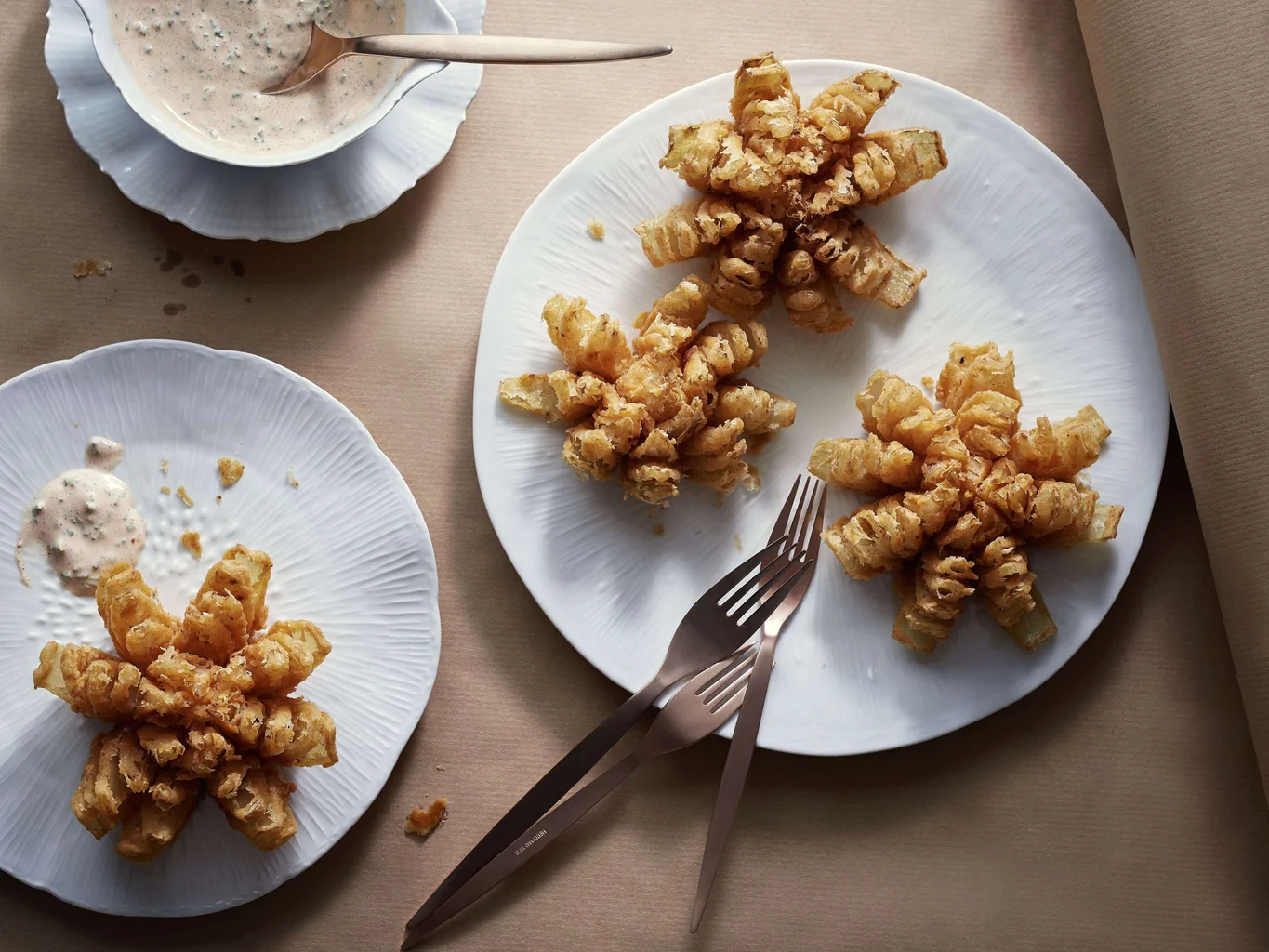 Fiori di cipolla con dip alle erbe