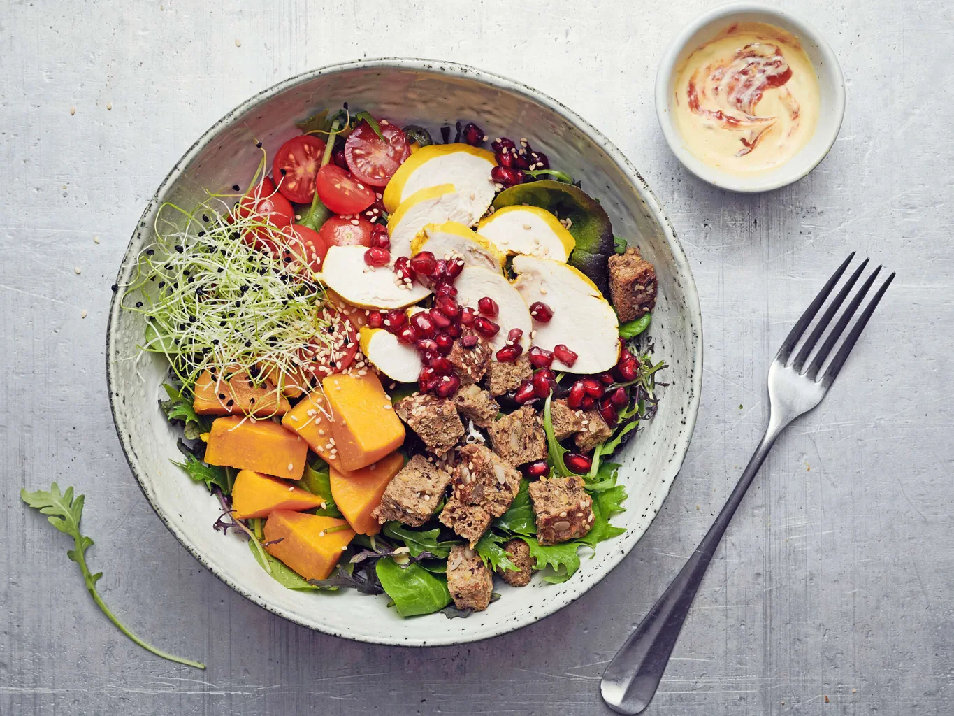 Patate dolci con pollo alla curcuma e insalata