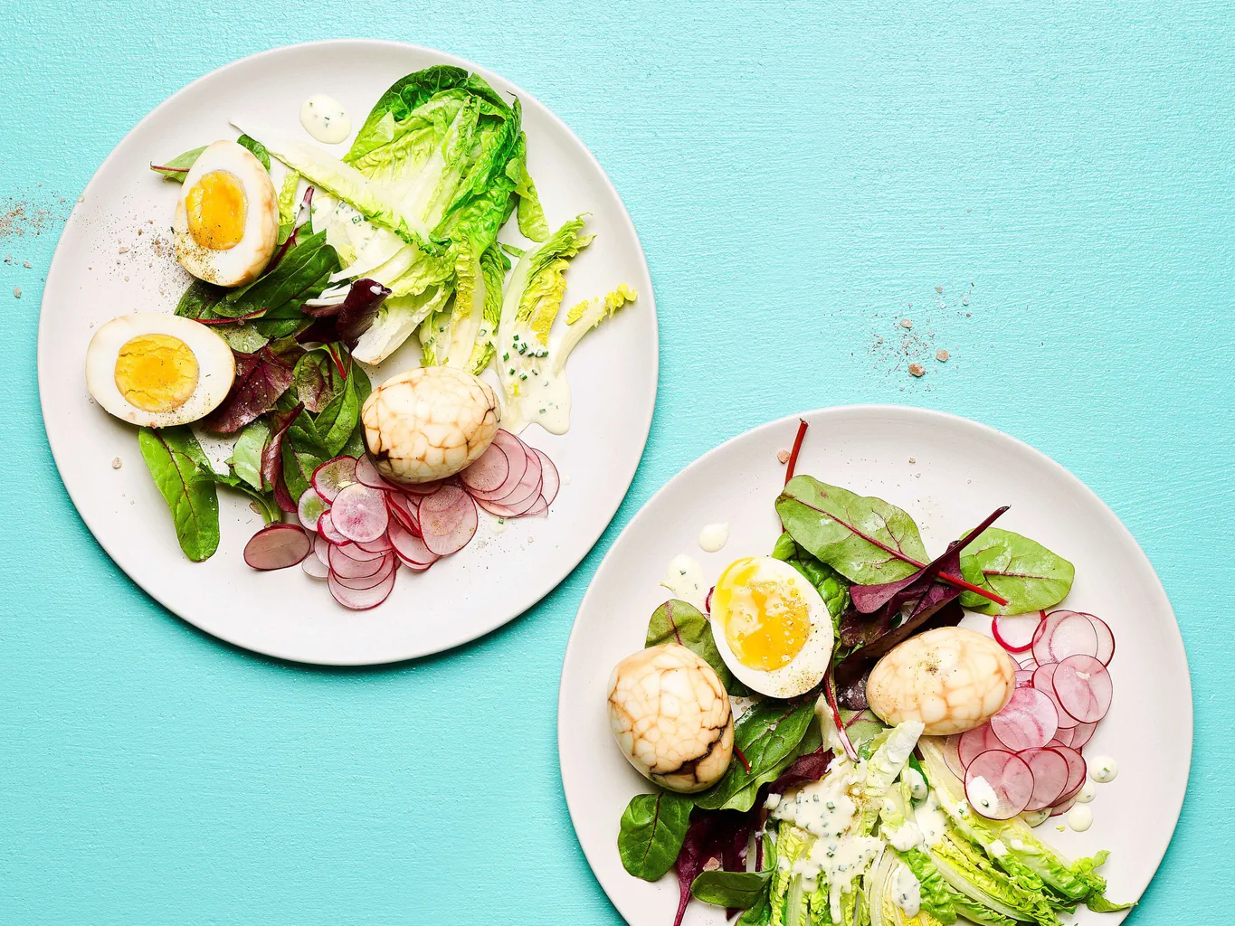 Œufs au thé noir et aux épices avec salade